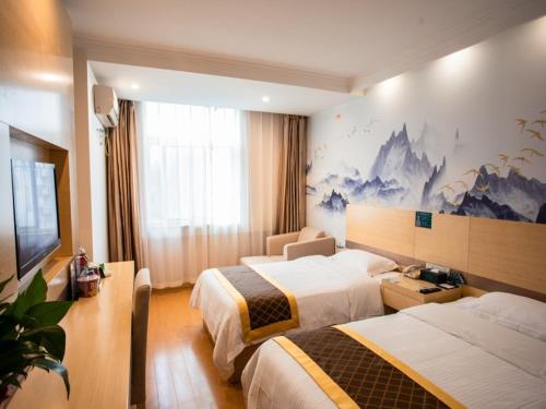 合肥格林豪泰安徽省合肥市芜湖路万达广场快捷酒店的一间酒店客房,设有两张床和电视