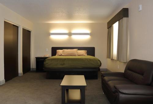 西棕榈滩Pioneer Inn的酒店客房,配有床和沙发