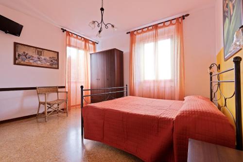 圣莱奥Osteria Belvedere的卧室配有1张床、1张桌子和1把椅子