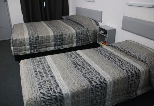 班达伯格波尔邦街汽车旅馆的两张睡床彼此相邻,位于一个房间里