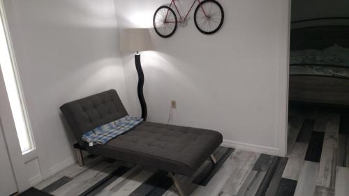 坦帕Tampa Lakehouse的墙上有自行车的椅子