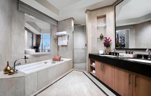雅加达丽思卡尔顿酒店雅加达太古广场公寓的带浴缸和盥洗盆的浴室