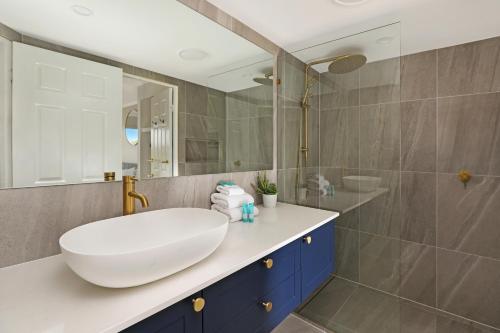 穆卢拉巴坞边穆卢拉巴公寓的浴室配有白色水槽和淋浴。
