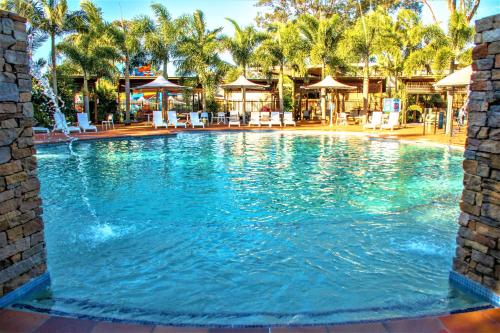 黄金海岸BIG4 Gold Coast Holiday Park的度假村内一个蓝色的大泳池