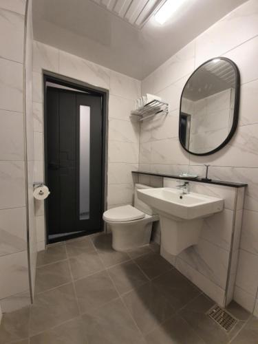 西归浦市Hotel HueStay-KeumHo的一间带水槽、卫生间和镜子的浴室