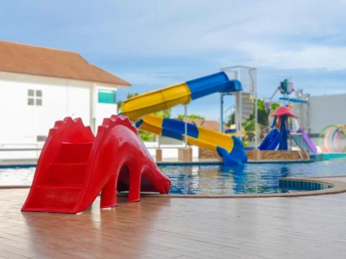 柴老海滩Saint Tropez Beach Hotel的水上公园,带水滑梯的游乐场