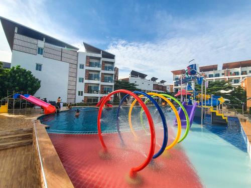 柴老海滩Saint Tropez Beach Hotel的一个带滑梯水上公园的游泳池