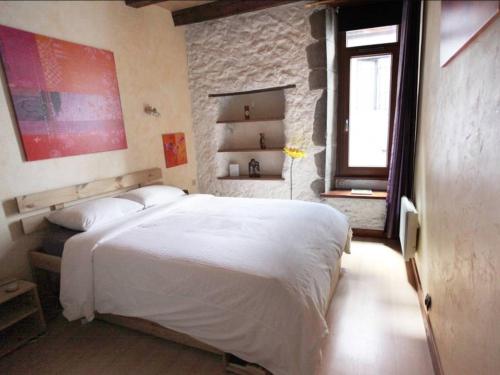 安锡Le Thiou Paradise Annecy的卧室配有白色的床和窗户。