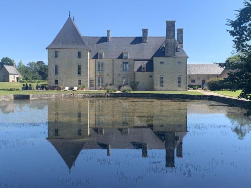 BlayManoir de Cléronde - B&B的一座大城堡,位于水体上