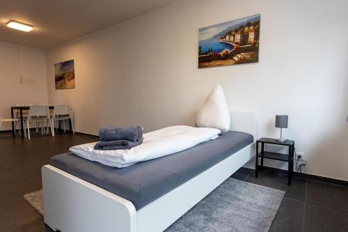 BüsingenSchöne 3-Zimmerwohnung mit WLAN的一间房间,里面设有一张白色的床