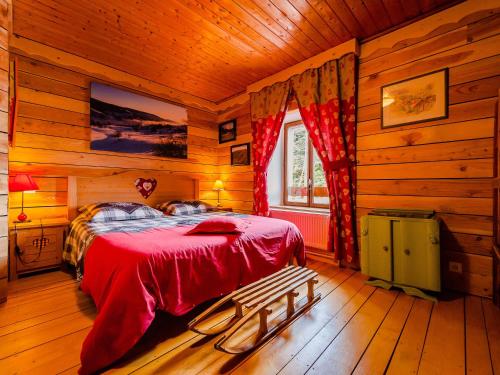 利耶泽利泽客栈的小木屋内一间卧室,配有一张床