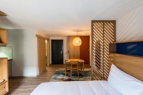 弗里堡GAMA Home的酒店客房配有一张床铺和一张桌子。