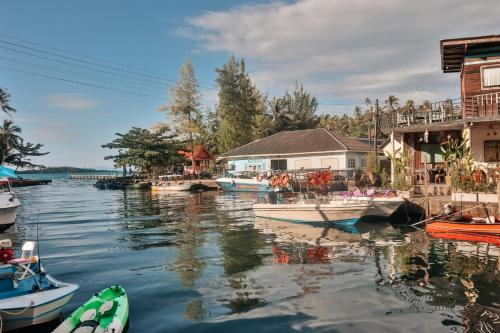 库德岛Baan Rabieng Talay Homestayบ้านระเบียงทะเล โฮมสเตย์เกาะกูด的一群船停靠在水体中