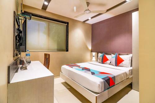 FabHotel Grand Heritage Kurla West客房内的一张或多张床位