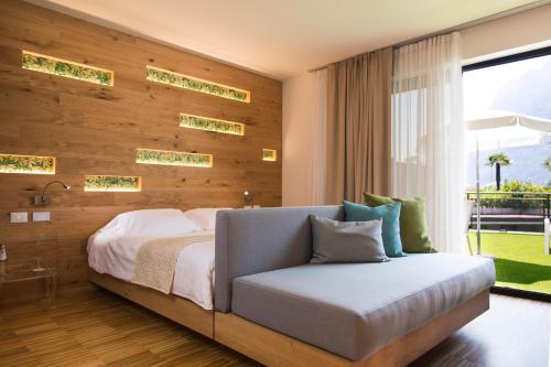 加尔达湖滨Astoria Resort的一间卧室设有一张大床和一个窗户。