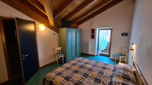 福尔加里亚玛廷内拉酒店的一间带床的卧室,位于带窗户的房间内