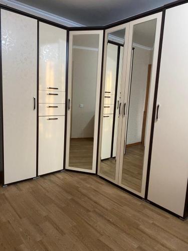 卡拉甘达Домашний уют的一间房间,有一堆门和镜子
