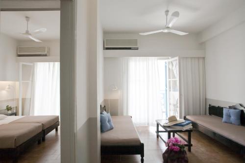 卡马利卡马里海滩酒店的一间带两张床和一张沙发的客厅