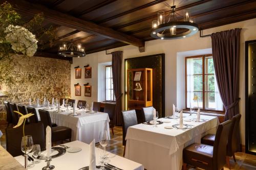 奥托亚克奇格勒奥托亚克酒店 - 罗莱夏朵的一间设有白色桌椅的用餐室