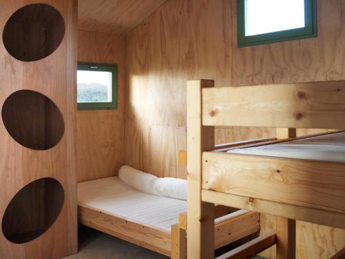 Les Refuges de Mer的小木屋配有两张双层床。