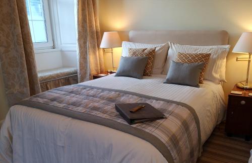 洛西茅斯Lossiemouth House的一间卧室配有一张大床,上面有托盘