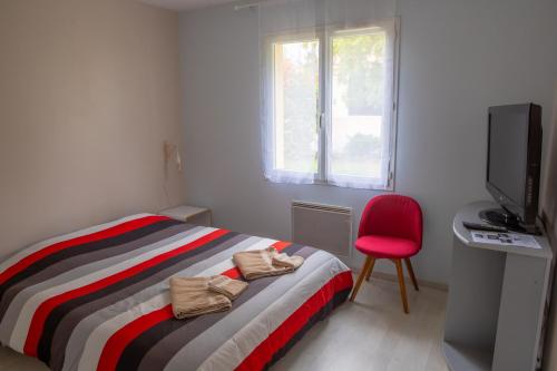 Roches-Prémarie-AndilléMaison individuelle avec jardin proche Poitiers的一间卧室配有一张带红色椅子的床和一台电视