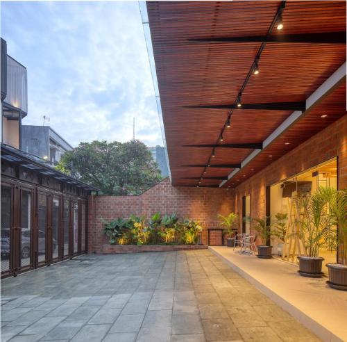 雅加达Cool Living的一座拥有木制天花板的建筑的空庭院