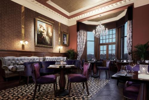 爱丁堡豪宅博纳姆酒店的餐厅设有紫色桌椅和吊灯