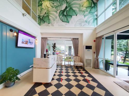 慕斯Fortune Courtyard Khao Yai Hotel Official的客厅设有格子地板和蓝色的墙壁