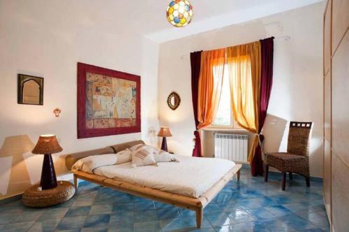 阿纳卡普里La Draghina B&B Capri的一间卧室设有一张大床和一个窗户。