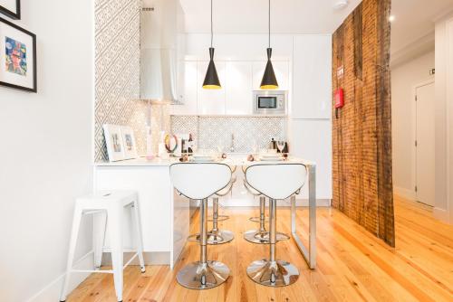里斯本奥古斯塔街213号公寓 - 您在里斯本的家的厨房配有柜台和2张凳子