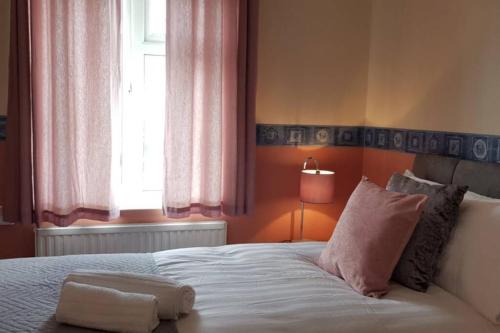 梅德斯通Delight Marvel-Derby House at Maidstone的卧室配有白色的床和窗户