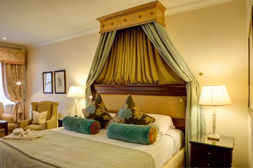 纽布里奇卡德恩酒店的酒店客房带一张带天蓬的床