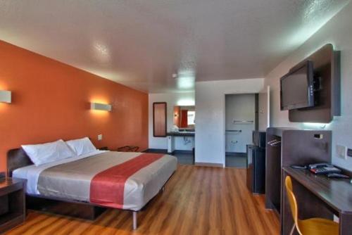 卡斯特罗维尔Coastal Valley Inn的酒店客房带一张床和一个厨房