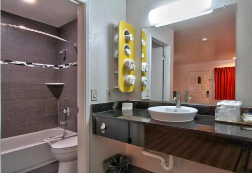 卡斯特罗维尔Coastal Valley Inn的一间带水槽、卫生间和镜子的浴室