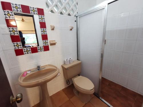 奇琴伊察奇琴伊察朵拉而巴酒店的浴室配有卫生间、盥洗盆和淋浴。