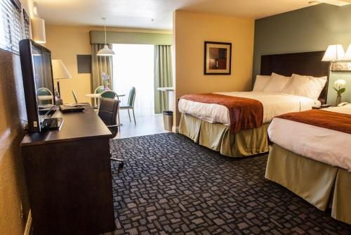 诺瓦托马琳伍德套房酒店的酒店客房设有两张床和电视。