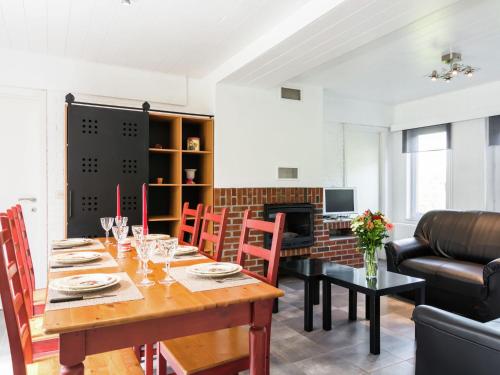温瑟蒙特山谷度假屋的用餐室以及带桌椅的起居室。