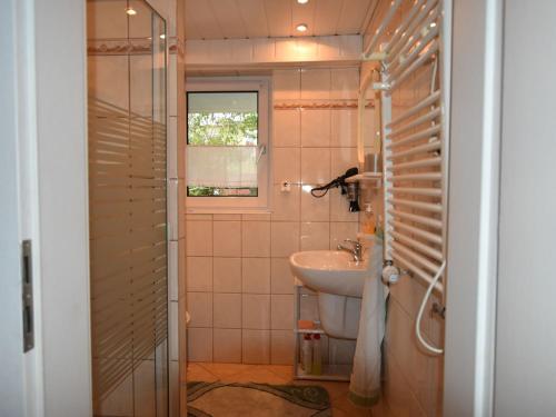 克勒珀林Wonderful Apartment in Elpe with Garden的一间带水槽和窗户的小浴室