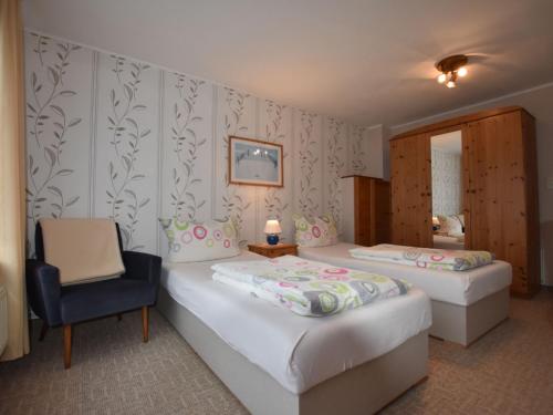 克勒珀林Wonderful Apartment in Elpe with Garden的酒店客房,配有两张床和椅子