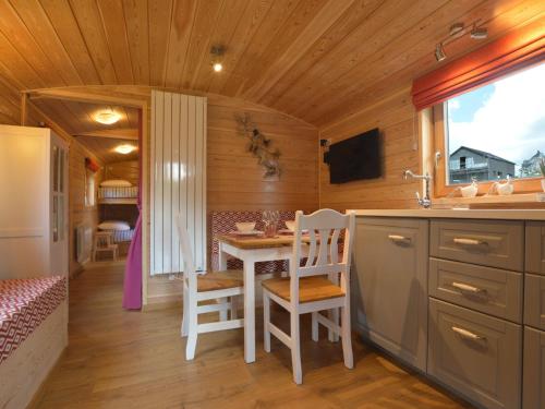 马尔梅迪Charming Holiday Home in Malmedy with Sauna的小屋内的厨房配有桌椅