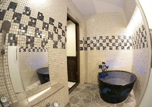高山飛騨高山浮世絵INN画侖的带浴缸、卫生间和镜子的浴室