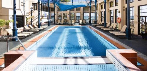阿德莱德斯坦福格兰德阿德莱德酒店的一座带躺椅的游泳池