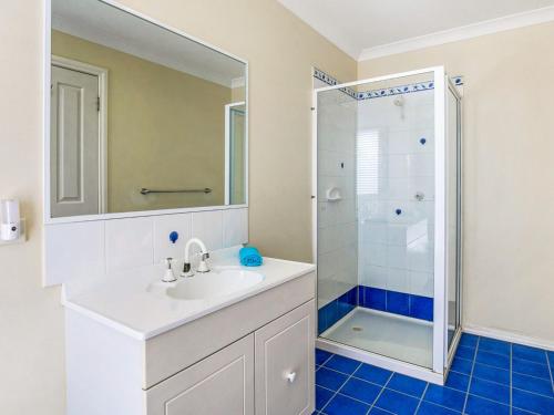 日落大道Blue Jetty的白色的浴室设有水槽和淋浴。