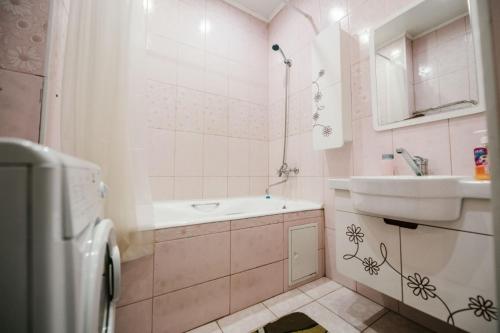 赤塔Dekabrist apartment on Anokhina 120A的浴室配有盥洗盆、浴缸和盥洗盆