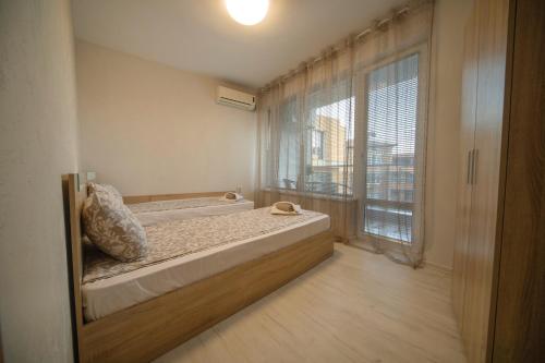 普罗夫迪夫Old Town Apartment的一间卧室设有一张床和一个大窗户