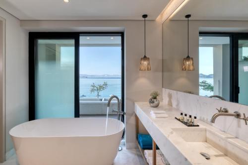 Vathi Cove Luxury Resort & Spa的一间浴室