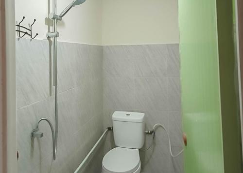 山口洋Homestay Verisha Mitra RedDoorz的带淋浴和卫生间的浴室。