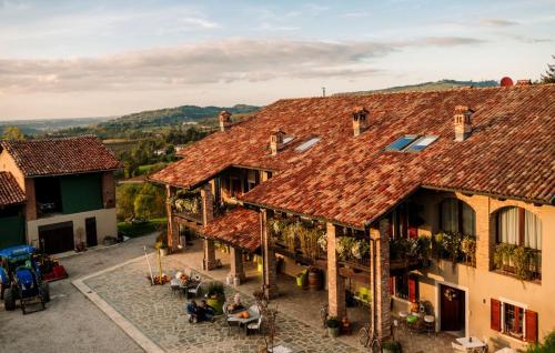 诺韦洛巴利卡利诺之家农家乐的享有建筑的空中景致,设有瓷砖屋顶