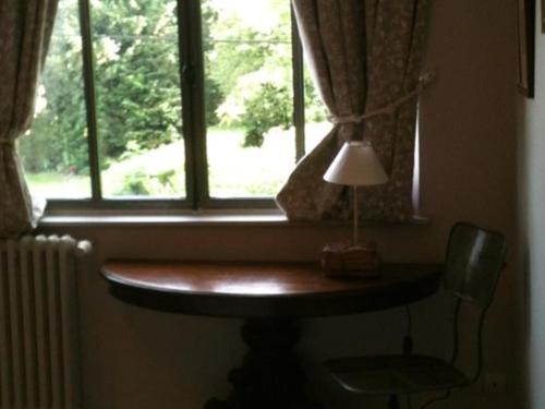 Clefs福特雷旅馆的窗前带灯的桌子